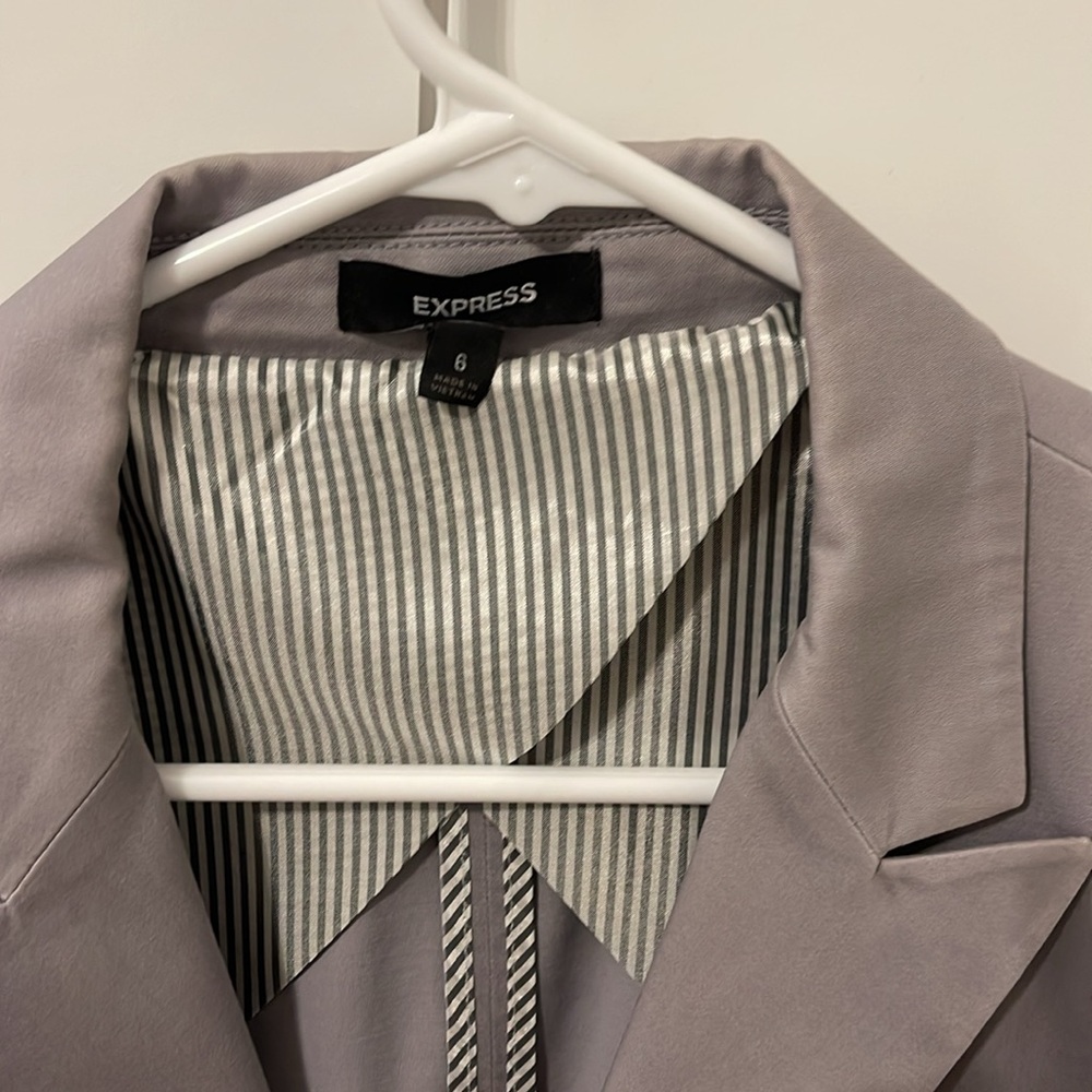 Express Blazer- Gray- Size 6 - Women’s Blazer- Work clothes. - Picture 4 of 5